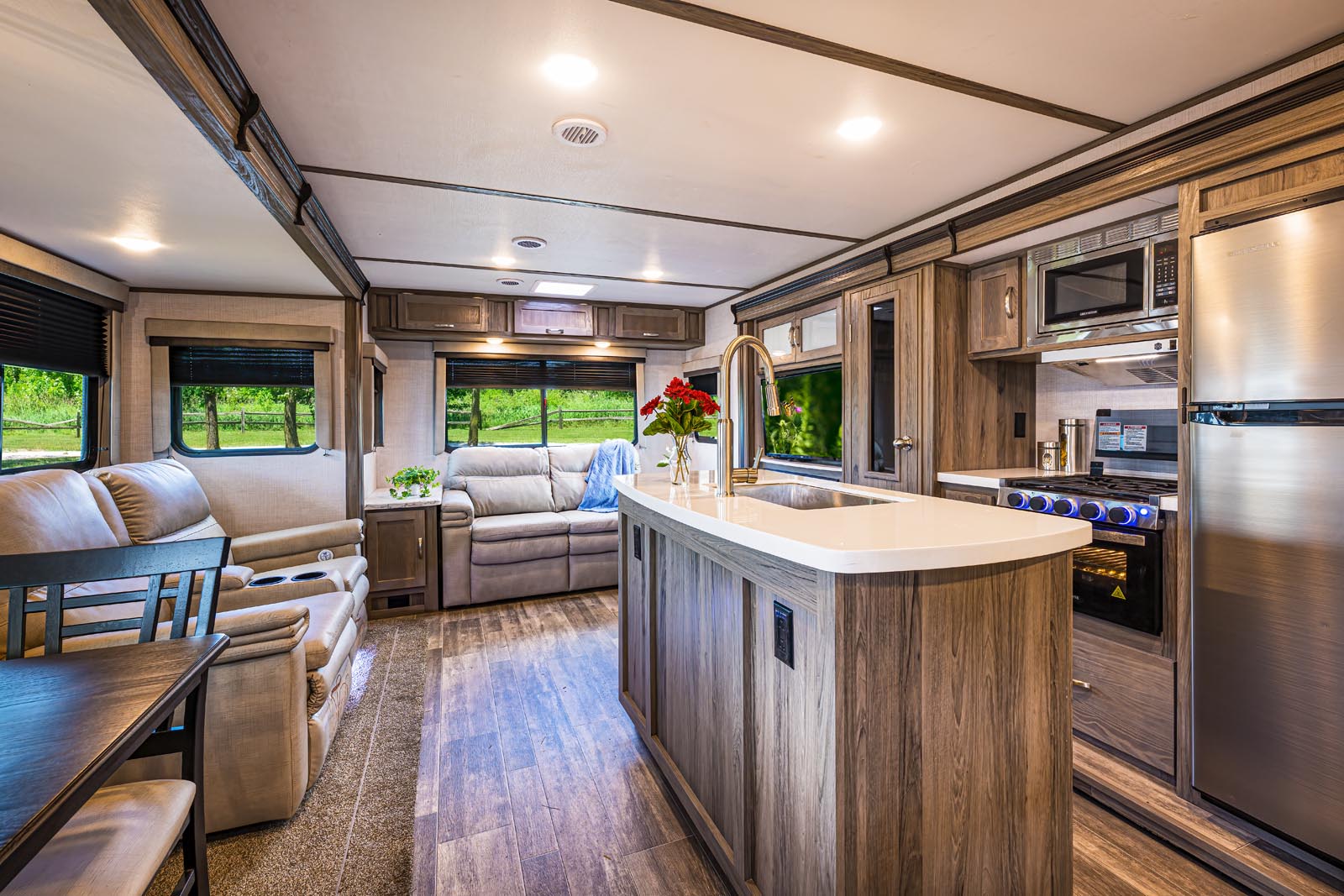Gulf Stream ENVISION 290RL Offers Residential ‘Great Room’