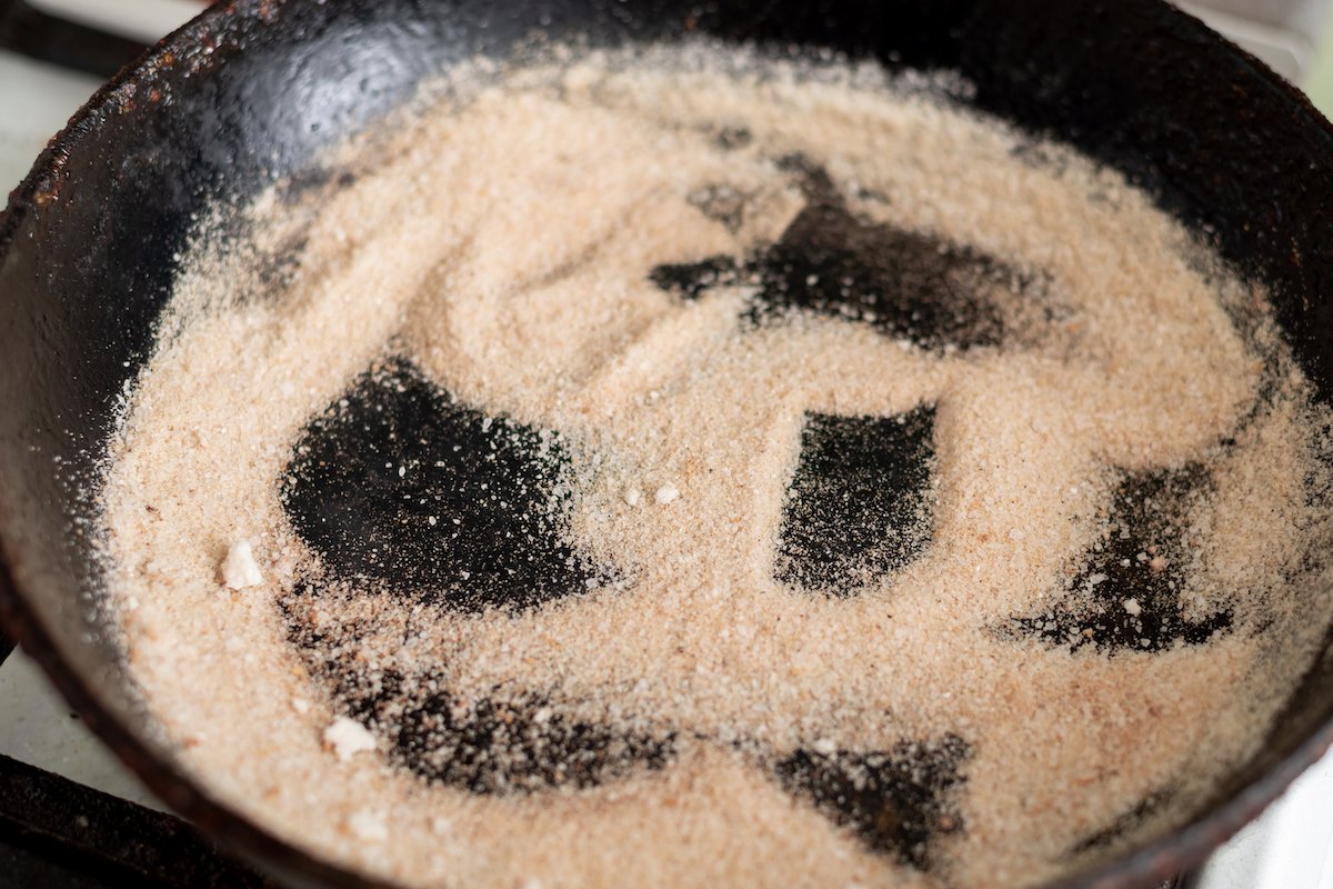 Cleaning a Cast Iron Pan Without Water