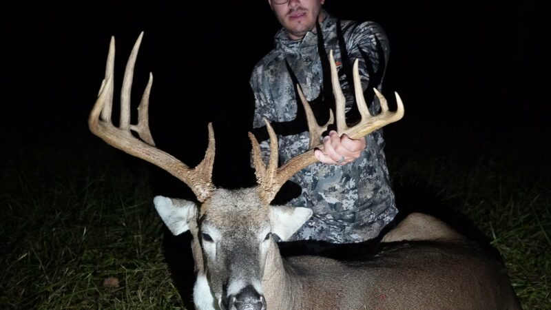 Bowhunter Arrows Big 15-Pointer on a Small Ohio Farm