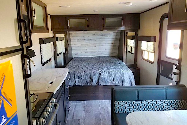 Dutchmen Kodiak Ultra Lite 227BH travel trailers under 5000 lbs interior