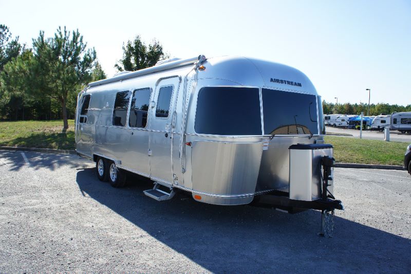 Airstream Flying Cloud 28RB Exterior Travel Trailers Under 30 Feet