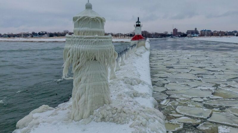 Storm Transforms Lake Michigan’s Lighthouses Into Ice Sculpture Masterpieces: Watch the 4K Footage 