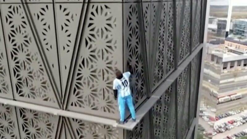 Watch an Urban Climber Get Arrested on the Side of a Skyscraper