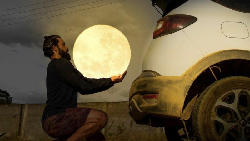 Man Takes Incredible Photos With the Moon