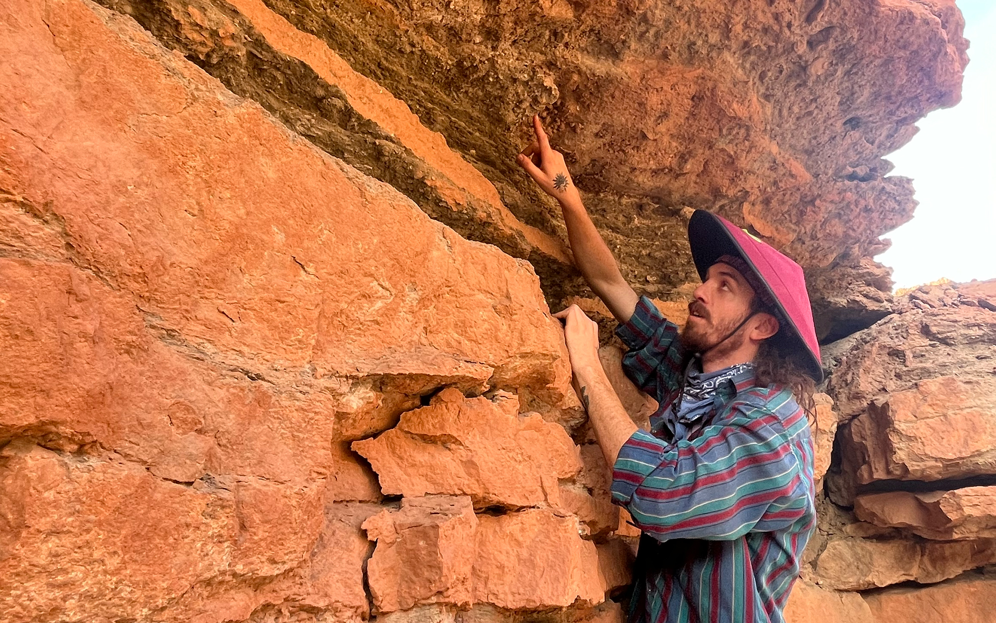 Hiker wears the Kavu Chillba sun hat.