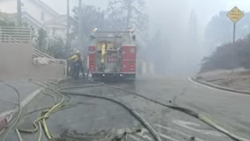 ‘The Hydrants Are Down’: Palisades Fire Burns as Firefighters Run out of Water