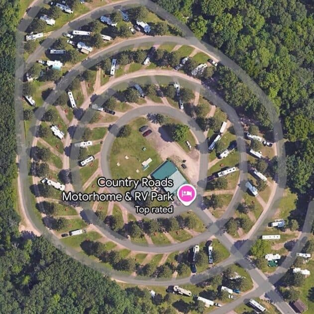 Overview of Country Roads RV Park.