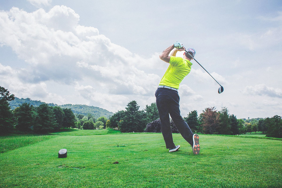 Singing a golf club at a tee box.