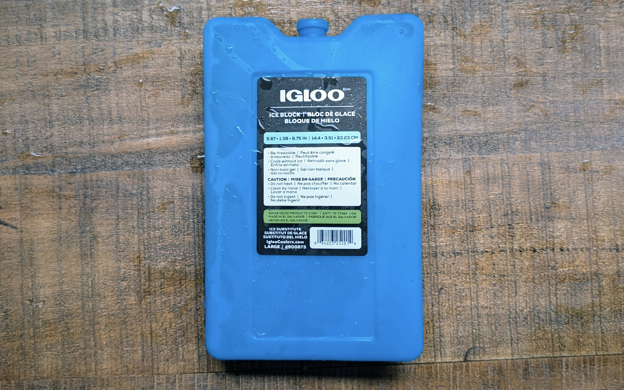  Igloo Maxcold ice pack for coolers sitting on a wooden table