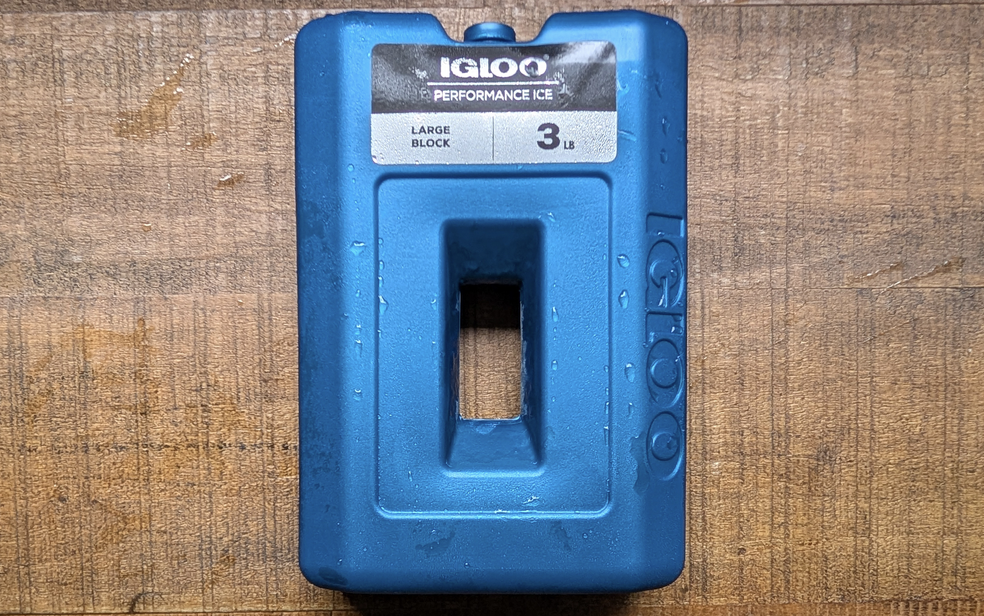  Igloo Performance ice pack for coolers sitting on a wooden table